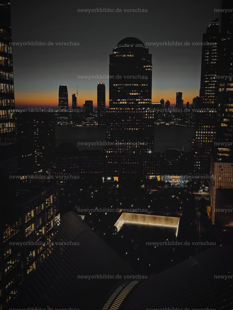Magischer Blick aus dem M Social Hotel – Ground Zero und One World Trade Center im Abendlicht | Es gibt Orte in New York, die einen ganz besonderen Zauber entfalten – und der Blick aus dem M Social Hotel gehört dazu. Von hier aus sieht man Ground Zero, die Gedenkbecken, wo einst die Twin Towers standen, und das majestätische One World Trade Center, das in den Himmel ragt. Während die Nacht langsam hereinbricht, gehen die Lichter der Stadt an, und am Horizont glüht noch das letzte Orange des Sonnenuntergangs. Dieser Moment ist voller Emotionen: Geschichte, Hoffnung und die Schönheit einer Stadt, die niemals aufgibt – ein Bild, das die Vergangenheit ehrt und die Gegenwart in warmes Licht taucht