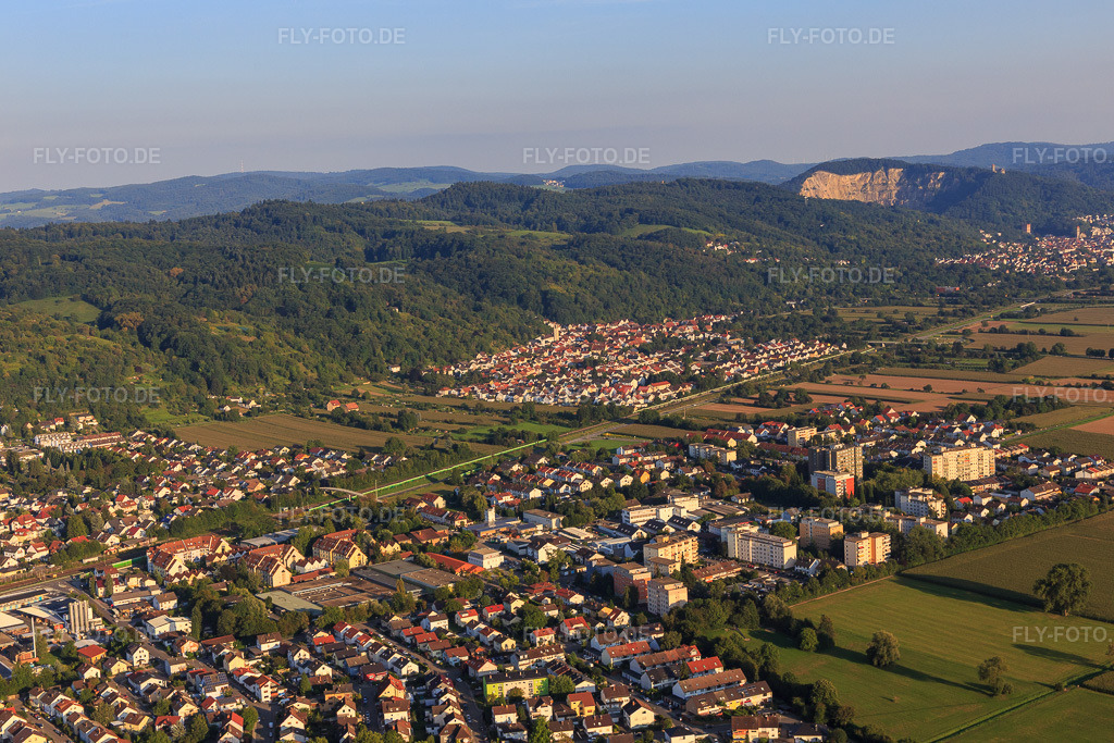 Luftbild: Stadtansicht am Rand des Odenwalds aus Westen in Hemsbach im Bundesland Baden-Württemberg in Deutschland. Foto: IMG_103023.jpg vom 28.08.2017 durch Werner Riehm/FLY-FOTO.de