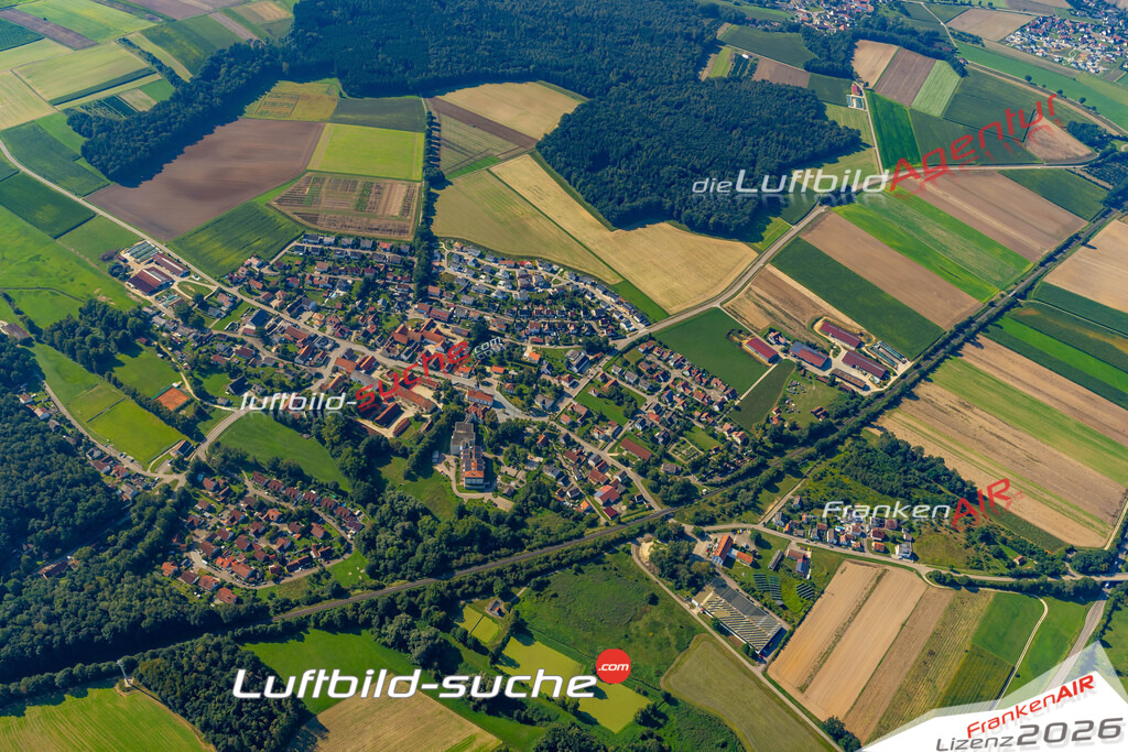 Das Luftbild zeigt : Straß Burgheim - Die Luftaufnahme wurde 2024 vom UL-Flugzeug aus erstellt ( keine Drohne ) - Hochauflösende Luftaufnahme - Für grossformatige Ausdrucke geeignet. Die Geschenkidee !Mit Lizenz und Bildrechte bestellbar