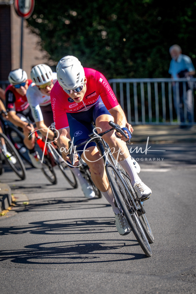 Spurt in den Mai 2026 - Großer Preis der Sparkasse Neuss | Annual one-day road cycling race "Großer Preis der Sparkasse Neuss" held in Büttgen, Germany, organized by VfR Büttgen 1912 e.V. The event features multiple races across all age categories from U11 youth to Elite men. - Realisiert mit Pictrs.com