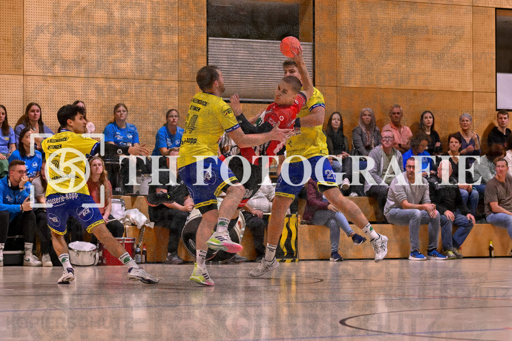 GER, SG Maulburg/Steinen - SG Allensbach/Dettingen, Handball, Landesliga Suedbaden, 2. Spieltag, Saison 2024/2025, 28.09.2024 | Ole Anton Holzkamp (SG Maulburg/Steinen, #69) im Duell gegen Kai Zacharias (SG Allensbach/Dettingen-Wallhausen, #64) und Luca Wilke (SG Allensbach/Dettingen-Wallhausen, #21). Im Bild Martin Weissinger (SG Allensbach/Dettingen-Wallhausen, #05)GER, SG Maulburg/Steinen - SG Allensbach/Dettingen, Handball, Landesliga Suedbaden, 2. Spieltag, Saison 2024/2025, 28.09.2024Foto: TH Fotografie/Thomas Hess
