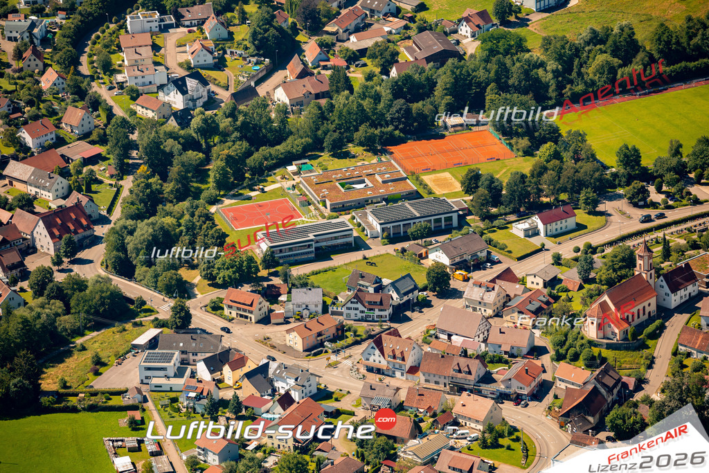 Das Luftbild zeigt :  Heuchlingen - Die Luftaufnahme wurde 2024 vom UL-Flugzeug aus erstellt ( keine Drohne ) - Hochauflösende Luftaufnahme - Für grossformatige Ausdrucke geeignet. Die Geschenkidee !Mit Lizenz und Bildrechte bestellbar