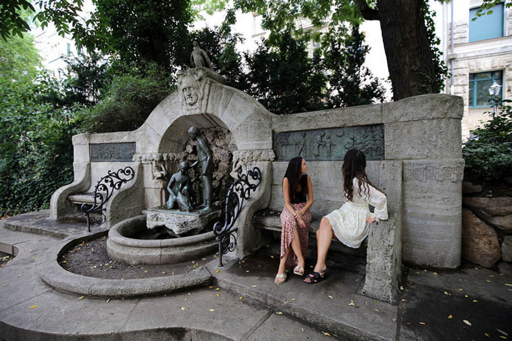 Foto: Leipzig - Märchenbrunnen | Das Team hinter BILDLEXIKON LEIPZIG bündelt historische wie aktuelle Informationen über die Stadt Leipzig in Text und Bild auf einer Plattform und stellt diese der interessierten Öffentlichkeit zur Verfügung.