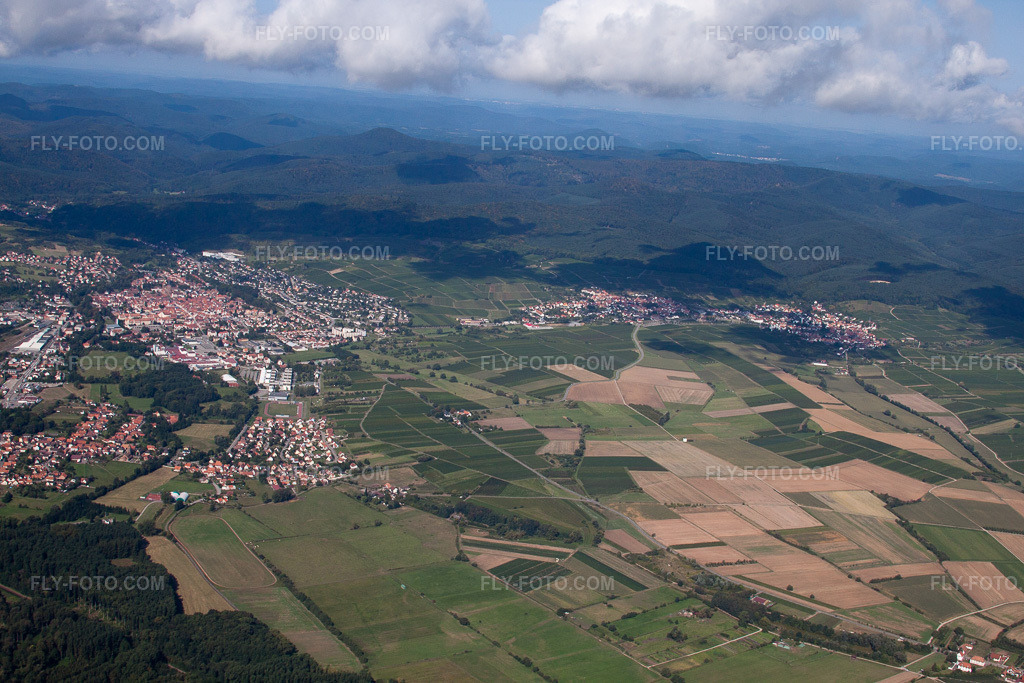 Aerial view: From the southeast in Wissembourg in the state Bas-Rhin, France. – Photo: IMG_21036.jpg taken on 09/06/2009 by Werner Riehm/FLY-FOTO.com – Resolution of the original: 4752 x 3168 px