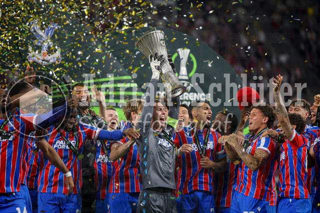 27.05.2026, EUR, Fussball, Herren, Conference League Finale, Saison 2025/2026, Crytsal Palace F.C. - Rayo Vallecano de Madrid | Dean Henderson (Crystal Palace, 1) gewinnt die Conference League und hält den Pokal in die Luft