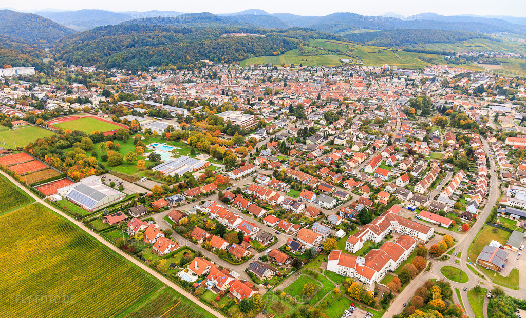 Luftbild: Ortsansicht aus Südosten in Bad Bergzabern im Bundesland Rheinland-Pfalz in Deutschland. Foto: IMG_150000.jpg vom 10.10.2025 durch Werner Riehm/FLY-FOTO.de