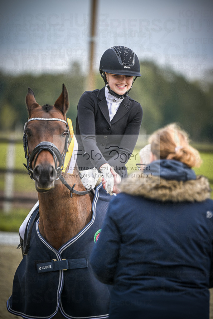 DOS_B277 | Entdecke hochwertige Reitturnierfotos von Foto Oger. Professionell, emotional und authentisch – jetzt Lieblingsmomente im Shop bestellen.Deutschlandweite Turnierfotografie. - Realisiert mit Pictrs.com