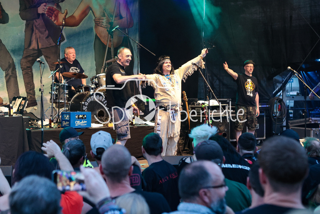 Sommer am Kiez | Die Kassierer spielen auf dem Augsburger Festival "Sommer am Kiez" und geben ihre Punkmusik zum Besten / Buehnenbild / Buehne