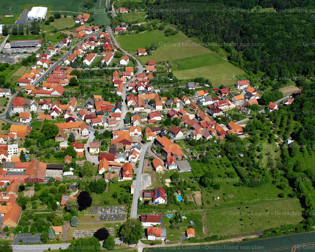 2634078 | GERBERSHAUSEN 09.06.2006 Landwirtschaftliche Nutzflächen und Feldgrenzen  umsäumen das Siedlungsgebiet des Dorfes in Gerbershausen im Bundesland Thüringen, Deutschland // Agricultural land and field boundaries surround the settlement area of the village  in Gerbershausen in the state Thuringia, Germany Foto: Gerhard Launer