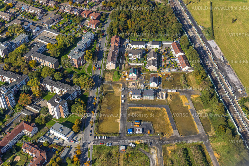 Voerde241009410 | Luftbild, Voerder Feld Baugebiet Wohnquartier LIVE GREEN VOERDE Friedrichsfelder Straße an der Bahnlinie, Hochhaus Wohnsiedlung, Ausbau der Betuweroute und Betuwe-Linie Eisenbahnstrecke, Schallschutzwand, Möllen, Voerde, Niederrhein, Nordrhein-Westfalen, Deutschland