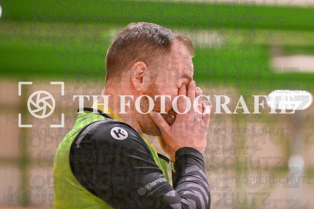 GER, SG Maulburg/Steinen - SG Muggensturm/Kuppenheim, Handball, Suedbadenliga, 17. Spieltag, Saison 2023/2024, 09.03.2024 | André Leuchtmann (SG Maulburg Steinen, Trainer)

GER, SG Maulburg/Steinen - SG Muggensturm/Kuppenheim, Handball, Suedbadenliga, 17. Spieltag, Saison 2023/2024, 09.03.2024

Foto: TH Fotografie/Thomas Hess
