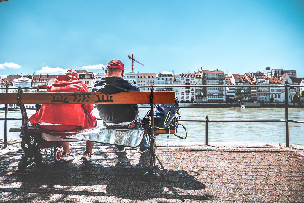 Chillen am Rheinufer, Basel | Schöne Fotografien aus der Stadt und der Natur zum bestellen oder selber hochladen. Druck auf Foto, Postkarte, Kalender, FineArt Hahnemühle, Alu-Dibond , Akustikbilder zur Absorption von Schall und Lärm etc. - Realisiert mit Pictrs.com