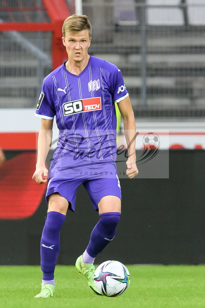OSNVKO2021090620210906_133 | Fussball, Herren: Lukas Kunze (VfL Osnabrueck) in Aktion, am Ball, Einzelaktion beim Spiel der 3. Liga zwischen VfL Osnabrueck und FC Viktoria Koeln im Stadion an der Bremer Bruecke am 06.09.2021 in Osnabrueck, Deutschland.DFB / DFL REGULATIONS PROHIBIT ANY USE OF PHOTOGRAPHS AS IMAGE SEQUENCES AND/OR QUASI-VIDEO. - Realisiert mit Pictrs.com