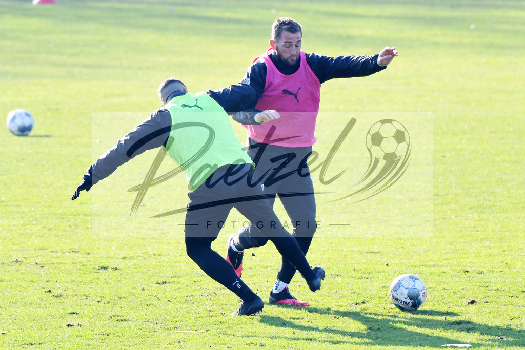 20200207_TRAOSN_0031 | Fußball, Herren: Marcos Alvarez (VfL Osnabrueck) und Marc Heider (VfL Osnabrueck) im Zweikampf waehrend der Trainingseinheit des VfL Osnabrueck im Sportpark Illoshoehe am 07.02.2020 in Osnabrueck, Deutschland. - Realisiert mit Pictrs.com
