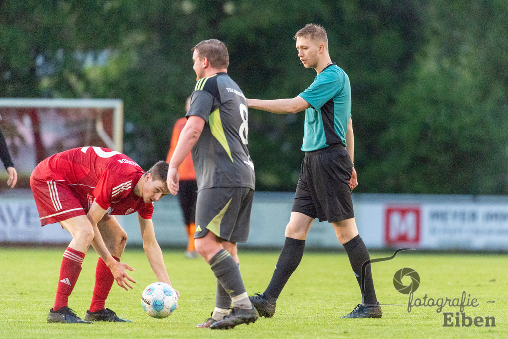 SV Eintracht Wiefelstede-TSV Abbehausen | Bezirksliga Herren; SV Eintracht Wiefelstede (rot)-TSV Abbehausen (grau) am 13.05.2026 in Wiefelstede (Sportanlage), Photo: Philip Eiben 2026 - Realisiert mit Pictrs.com