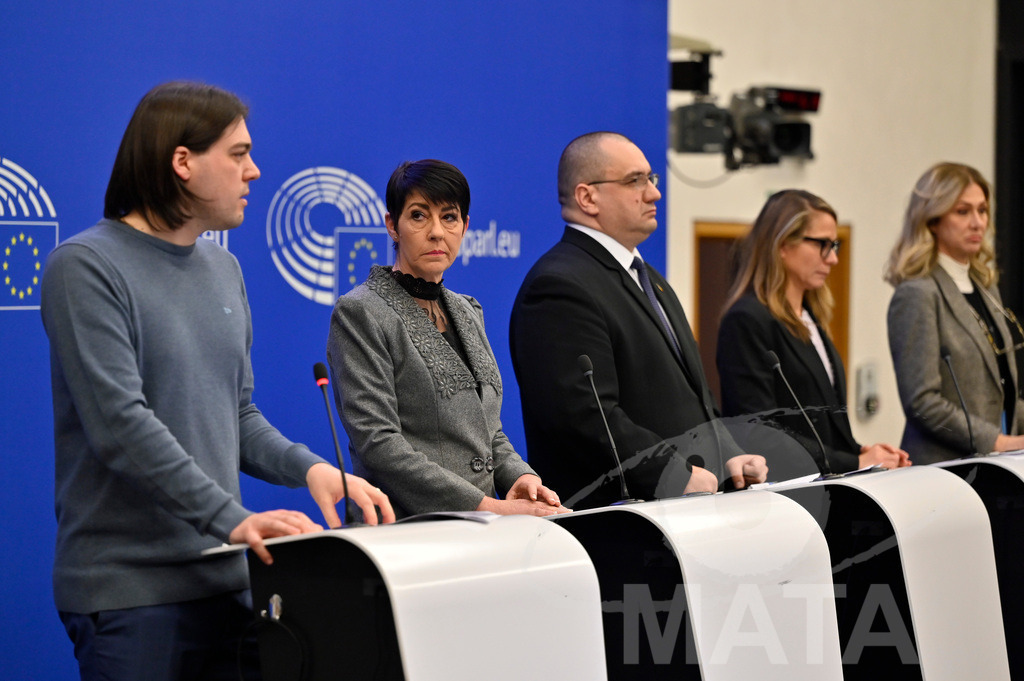 _DWI0070 | Ivan Vilibor sincic, Christine Anderson,  Cristian Terhes, Virginie Joron und Fransesca Donato bei einer Pressekonferenz zum Thema ' Alarmierende Statistiken zu den Folgen des COVID-Lockdowns' im Europäischen Parlament. Straßburg, 18.01.2023 - Realisiert mit Pictrs.com