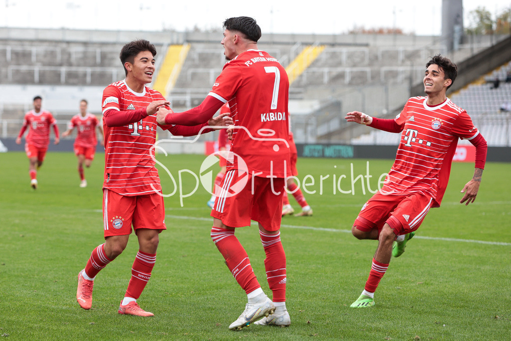 FC Bayern Amateure - FC Wuerzburger Kickers | DIe Bayern jubeln ueber den Siegtreffer von Yusuf KABADAYI (FCB #7)