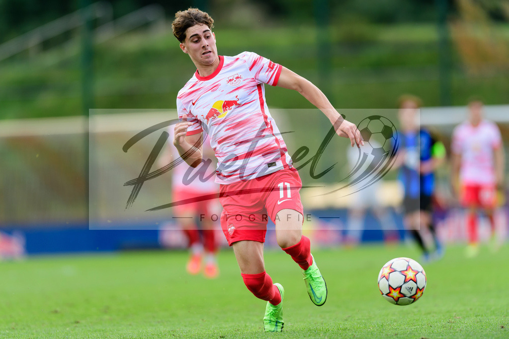 YLLEBR20210928_095 | Fussball, A-Junioren: Jorden Winter (RB Leipzig) in Aktion, am Ball, Einzelaktion beim Spiel der UEFA Youth League zwischen RB Leipzig und FC Bruegge im Stadion am Cottaweg am 28.09.2021 in Leipzig, Deutschland. - Realisiert mit Pictrs.com