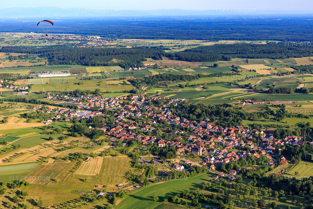 Aerial view: View of the town from the north in Preuschdorf in the state Bas-Rhin, France. – Photo: IMG_080230.jpg taken on 06/05/2015 by Werner Riehm/FLY-FOTO.com – Resolution of the original: 5090 x 3393 px