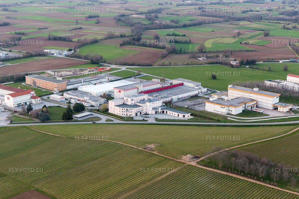 Vue aérienne: Vue de la ville à Zona Industriale Prosciutti dans le département Frioul-Vénétie Julienne, Italie. Photo: IMG_105637.jpg prise le 07/04/2018 par Werner Riehm/FLY-FOTO.eu – Résolution de l'original: 5472 x 3648 px