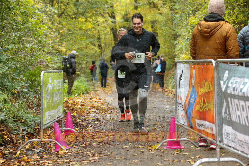 251026_1324_EX1_3338 | Sportfotografie im Rhein-Sieg Kreis, Köln, Bonn, NRW, Rheinland Pfalz, Hessen, etc. Unser Tätigkeitsfeld umfasst den Laufsport vom Volkslauf über den Marathon, Duathlon, Triathon bis zum Ultralauf wie Kölnpfad Ultra oder Schindertrail.
