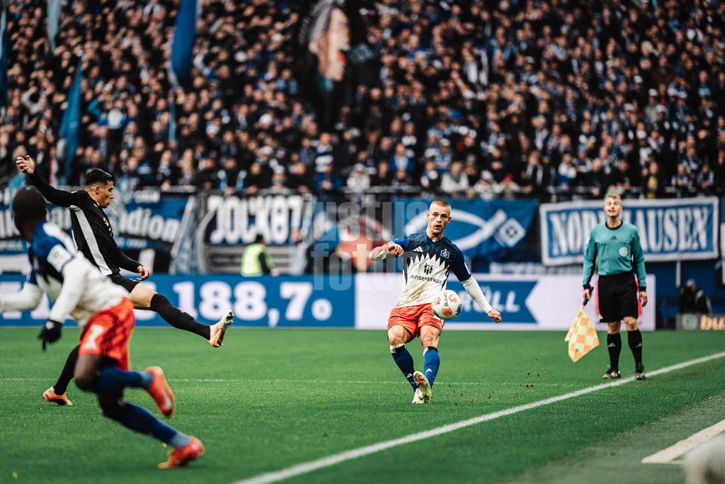 Fußball | Männer | Saison 2025/2026 | 1. Fußball-Bundesliga | 8. Spieltag | Hamburger SV vs. VfL Wolfsburg | 25.10.2025 | Miro Muheim (#28, HSV) mit einem Pass