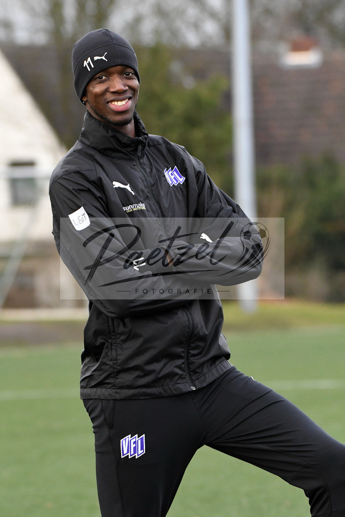 20200131_TRAOSN_0045 | Fußball, Herren: Assan Ceesay (VfL Osnabrueck) schaut waehrend der Trainingseinheit des VfL Osnabrueck im Sportpark Illoshoehe am 31.01.2020 in Osnabrueck, Deutschland. - Realisiert mit Pictrs.com