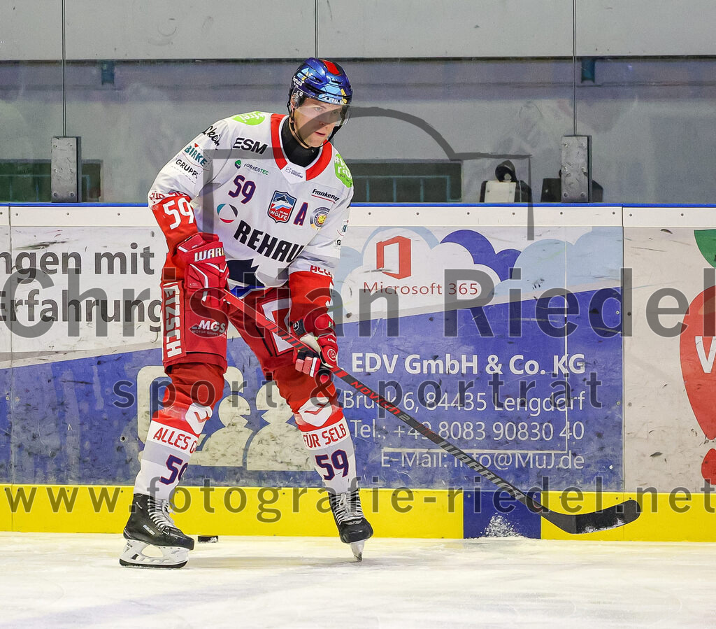 2025-11-16_008_TSV_Erding_gegen_Selber_Woelfe | Erding, Deutschland, 16.11.2025:Eishockey, Oberliga Süd 2025 / 2026, 17. Spieltag, TSV Erding gegen Selber Wölfe, Endergebnis: 3:1Maximilian Gläßl (Selber Wölfe, #59)Foto: Christian Riedel / fotografie-riedel.net