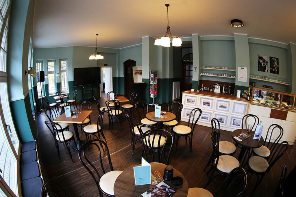 Capa-Haus - Café | Entdecke über 20 Kategorien Leipzig-Motive: Foto-Downloads, hochwertige Poster, Leinwand- & Fine-Art-Prints. Jetzt Lieblingsfoto im Bildlexikon Leipzig Shop bestellen!