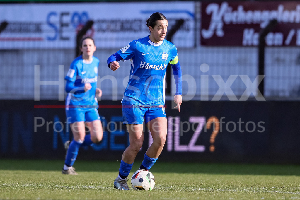Fussball, 2. Frauen-Bundesliga, SV Meppen - SV 67 Weinberg | v.li.: Selma Licina (SV Meppen, 18) am Ball, Einzelbild, Ganzkörper, Aktion, Action, Spielszene, DIE DFB-RICHTLINIEN UNTERSAGEN JEGLICHE NUTZUNG VON FOTOS ALS SEQUENZBILDER UND/ODER VIDEOÄHNLICHE FOTOSTRECKEN. DFB REGULATIONS PROHIBIT ANY USE OF PHOTOGRAPHS AS IMAGE SEQUENCES AND/OR QUASI-VIDEO.