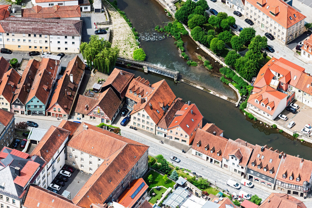 dr__0065571.jpg | KRONACH 15.06.2021 Uferbereiche am Flußverlauf Haßlach in der Altstadt in Kronach im Bundesland Bayern, Deutschland. // Riparian zones on the course of the river Hasslach in the Altstadt in Kronach in the state Bavaria, Germany. Foto: Daniel Reiter