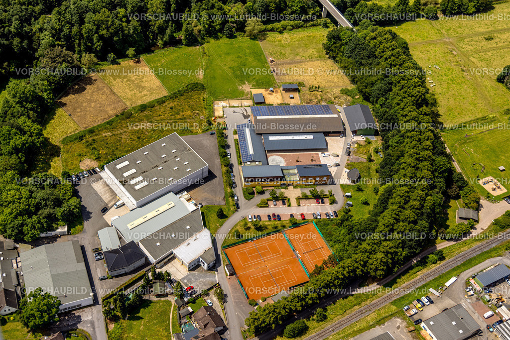 Sundern240708414 | Luftbild, Gewerbegebiet Frankfurter Straße und Tierärztliche Praxis für Pferde und Kleintiere und Tilldekor Firmengebäude, Tennisplätze Tennisanlage Stemel, Stemel, Sundern, Sauerland, Nordrhein-Westfalen, Deutschland