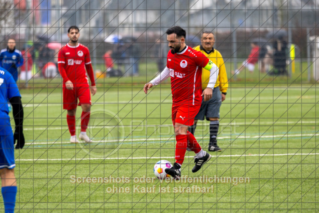20251130_134102_0249 | #,FC Illiria Göppingen II (rot) vs. VfR Süßen II (blau), Fussball, Kreisliga B10 - Bezirk Neckar/Fils, 15. Spieltag, Saison 2025/2026, Kunstrasenplatz Nord, Hohenstaufenstraße 116, 73033 Göppingen, 30.11.2025 - 13:00 Uhr,Foto: PhotoPeet-Sportfotografie/Peter Harich
