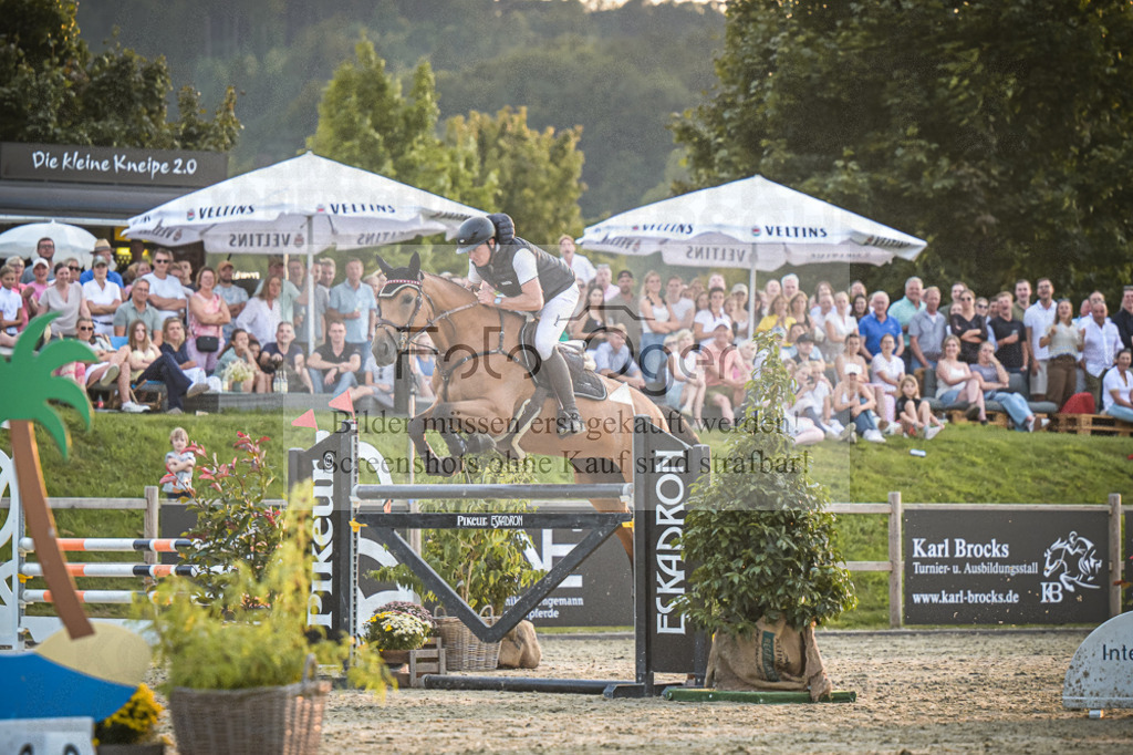 DOS_2049 | Entdecke hochwertige Reitturnierfotos von Foto Oger. Professionell, emotional und authentisch – jetzt Lieblingsmomente im Shop bestellen.Deutschlandweite Turnierfotografie. - Realisiert mit Pictrs.com