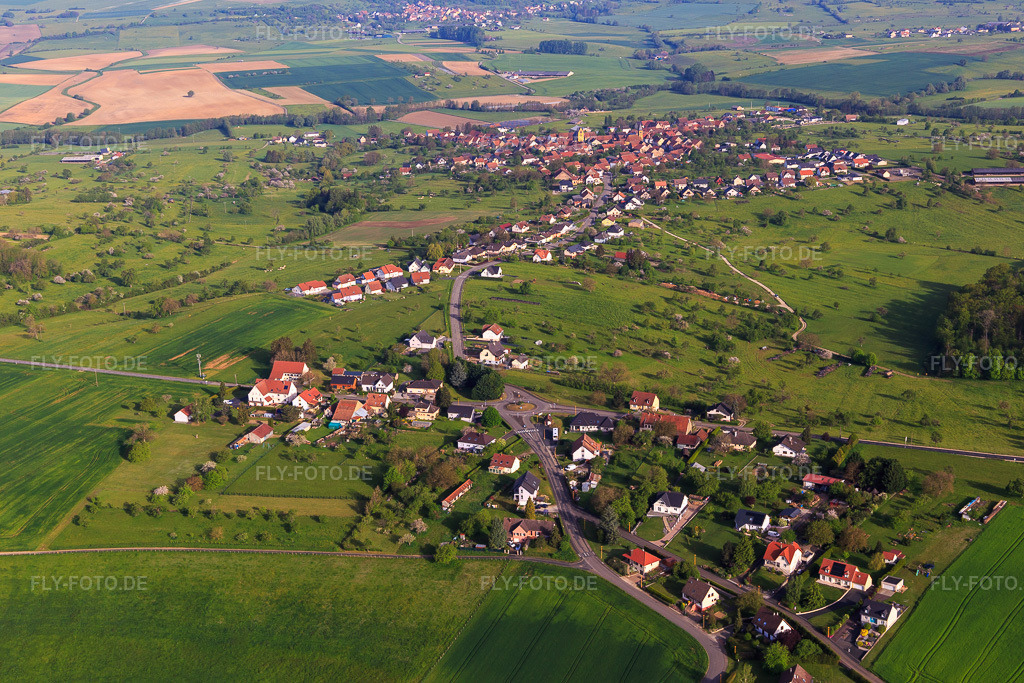 Luftbild: Ortsansicht von Osten in Ratzwiller im Bundesland Bas-Rhin in Frankreich. – Foto: IMG_140649.jpg vom 01.05.2024 durch Werner Riehm/FLY-FOTO.de – Auflösung des Originals: 5472 x 3648 px