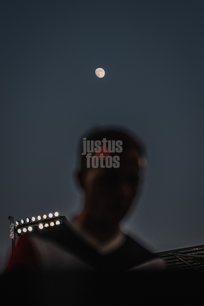 Fußball | Männer | Saison 2024/2025  | Fußball-Bundesliga | 16. Spieltag | FC St. Pauli vs. Eintracht Frankfurt | 11.01.2025 | Der Mond über Mario Götze (#27, Eintracht Frankfurt)