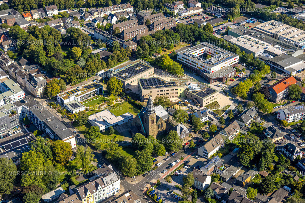 Velbert240812522 | Luftbild, Neubau Hospiz und Palliativzentrum Niederberg, Gemeindehaus und Christuskirche, Grundschule Grünstraße und quadratische Martin-Luther-King-Schule, Oststraße, Velbert, Ruhrgebiet, Nordrhein-Westfalen, Deutschland