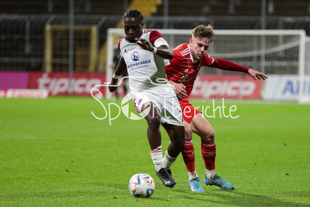 FC Bayern Amateure - 1. FC Nuernberg II | Pedro Narcios MUTEBA (FCN #7) im Duell mit David Herold (FCB #3)