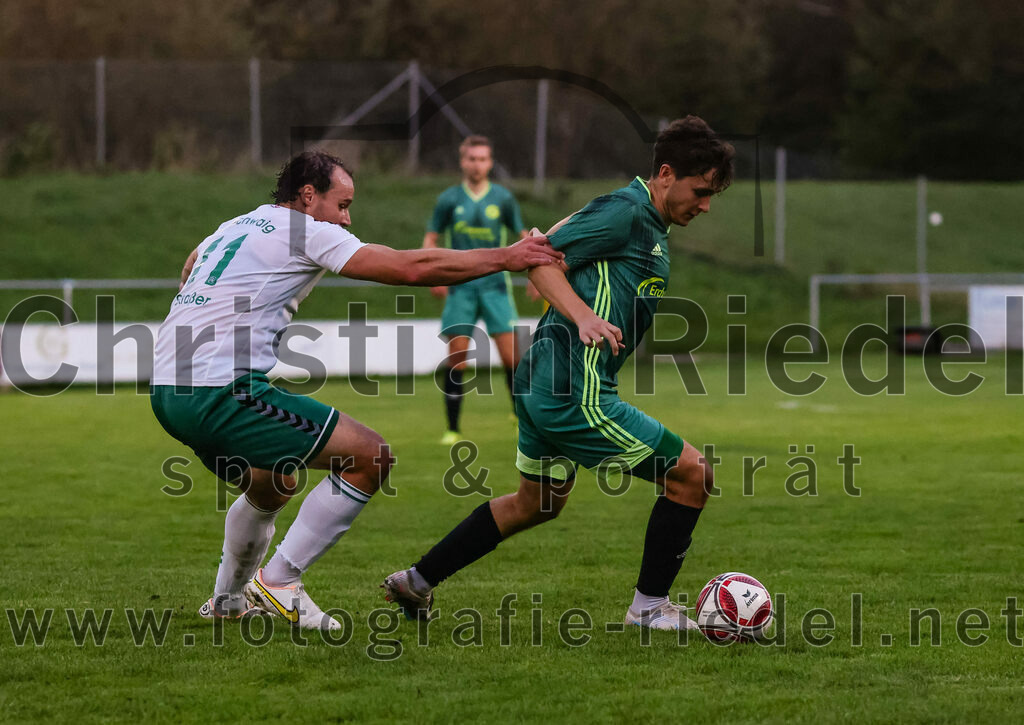 2023-09-01_078_FC_Schwaig_gegen_TSV_Gruenwald | Oberding, Deutschland, 01.09.2023:
Fußball, Landesliga Südost 2023 / 2024, 9. Spieltag, FC Schwaig gegen TSV Grünwald, Endergebnis: 3:1

Markus Straßer (FC Schwaig, #11), Fabian Traub (TSV Grünwald, #17)

Foto: Christian Riedel / fotografie-riedel.net