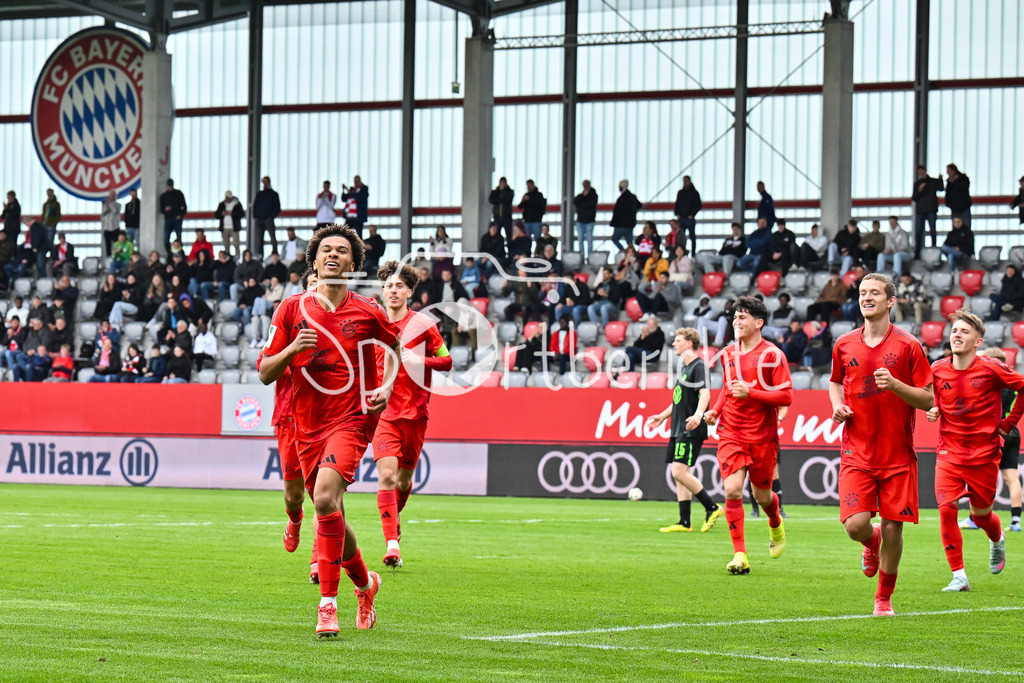 FC Bayern München U19 - VfL Wolfsburg U19 | Jubel der Bayern nach dem Treffer zum 1-0 durch Sadiki CHEMWOR (FC Bayern U19 #15) / Tor / Torschuetze / Freude / Happy / U19 DFB Nachwuchsliga Endrunde: FC Bayern Muenchen - VfL Wolfsburg, FC Bayern Campus am 26.04.2025
