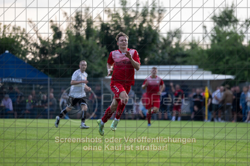 20250616_200522_0718 | #,  TV Eybach (weiß) vs. 1.FC Donzdorf II (rot), Fussball, Entscheidungsspiel 3 in Kreisliga A3 - Bezirk Neckar/Fils, Saison 2024/2025, Rasensportplatz, Staufenecker Str. 41, 73084 Salach, 16.06.2025 - 18:30 Uhr,Foto: PhotoPeet-Sportfotografie/Peter Harich