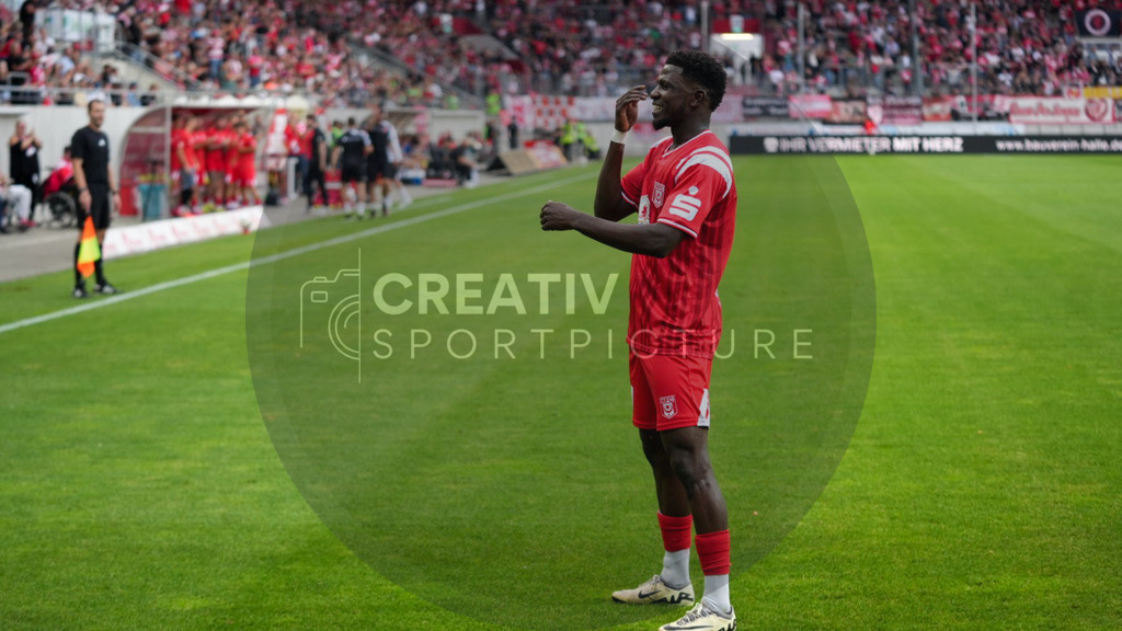 Fußball, Herren, Saison 2025/2026, Regionalliga Nordost, 5. Spieltag, Hallescher FC vs. FSV 63 Luckenwalde, Dienstag 26.08.2025, Leuna-Chemie-Stadion Halle, | Fußball, Herren, Saison 2025/2026, Regionalliga Nordost, 5. Spieltag, Hallescher FC vs. FSV 63 Luckenwalde, Dienstag 26.08.2025, Leuna-Chemie-Stadion Halle, Im Bild: Bocar Baro (m.) und der Hallesche FC Jubeln über den Treffer zum 2:0. - Realisiert mit Pictrs.com