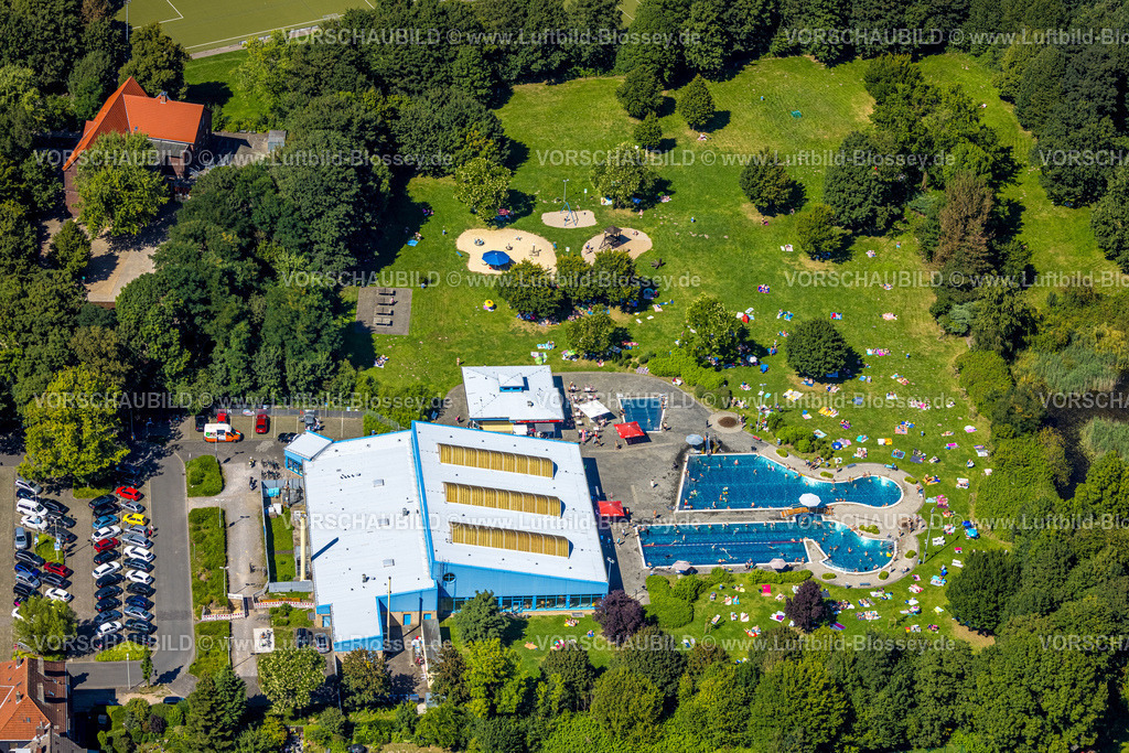 Herne240803600Freibad_Suedpol | Luftbild, Freibad Südpool mit Hallenbad, Badegäste im Schwimmbecken und auf der Liegewiese, Herne-Süd, Herne, Ruhrgebiet, Nordrhein-Westfalen, Deutschland