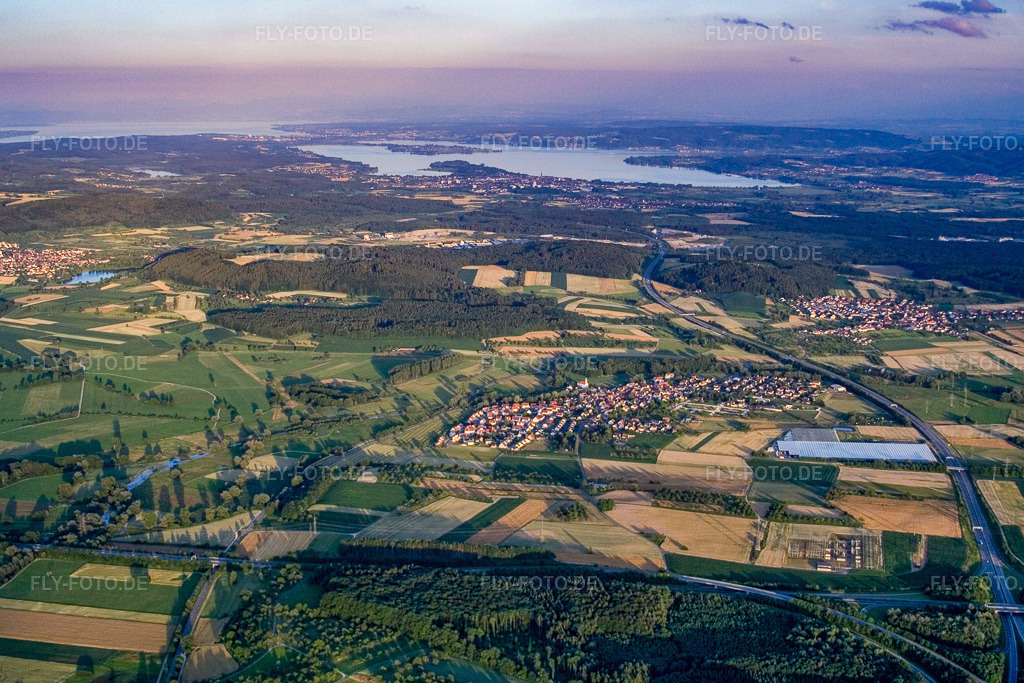Luftbild: Verlauf der B33 zum Bodensee im Ortsteil Friedingen in Singen im Bundesland Baden-Württemberg in Deutschland. Foto: IMG_11424.jpg vom 04.07.2008 durch Werner Riehm/FLY-FOTO.de