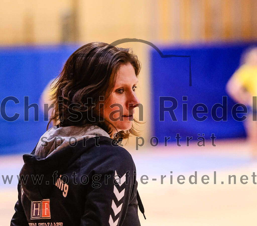 2025-02-15_103_SpVgg_Altenerding_gegen_MTV_Pfaffenhofen | Erding, Deutschland, 15.02.2025:Handball, Bezirksoberliga Frauen Altbayern 2024 / 2024, 14. Spieltag, SpVgg Altenerding gegen MTV Pfaffenhofen, Endergebnis: 27:23Trainer Grit Kschischow (SpVgg Altenerding)Foto: Christian Riedel / fotografie-riedel.net
