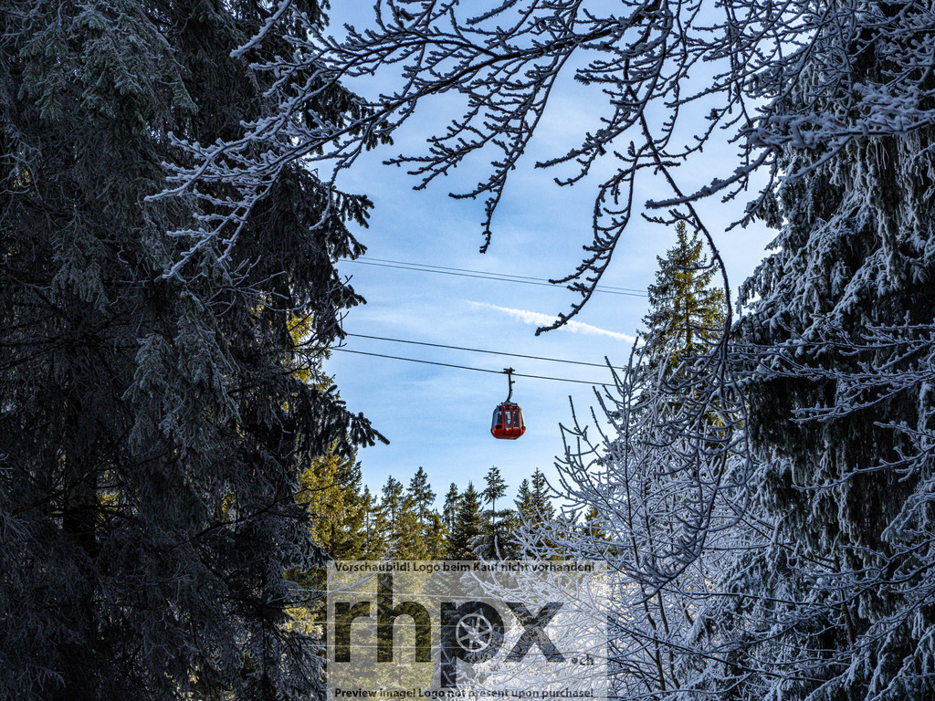 Winterlandschaft am Pilatus | <p><strong>Gipfel. Licht. Frost.</strong></p>
<p>Die Sonne bricht sanft durch die verschneiten Tannen an der Krienseregg und beleuchtet die markante Silhouette des Pilatus. Eine glitzernde Frostschicht verwandelt die Bergwelt in eine stille, weisse Wunderlandschaft unter strahlend blauem Himmel.</p>
<p>Wähle unter "Produktauswahl" dein Wunschformat: Vom klassischen Wandbild über Puzzle & Tassen bis zum digitalen Download (z.B. als Handy-Hintergrund).</p>
<br> - Realisiert mit Pictrs.com