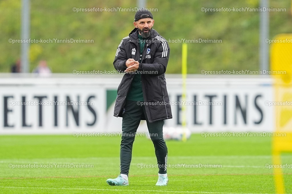 xYDR08102501038 | 08.10.2025, xydrx, Fußball, Öffentliches Training FC Schalke 04: Miron Muslic (Cheftrainer FC Schalke 04) gestikulierend