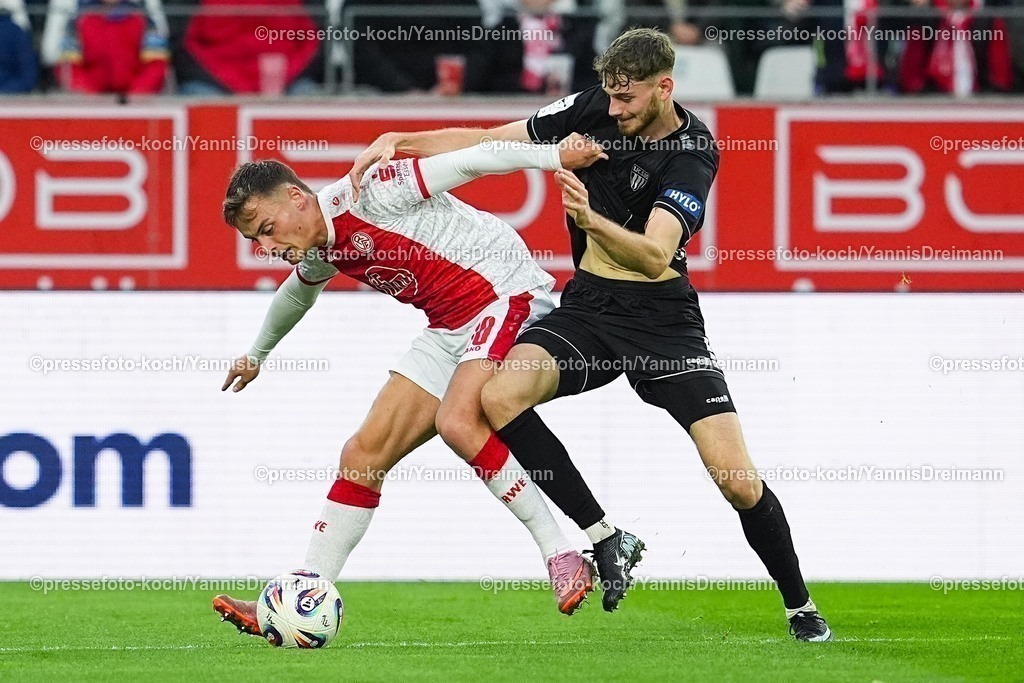 xYDRx02112501023 | 02.11.2025, xydrx, Fußball, 3.Liga, Rot-Weiss Essen - 1.FC Schweinfurt 05, Saison 2025 2026, Stadion an der Hafenstraße: Marvin Obuz (Rot-Weiss Essen #10) im Zweikampf gegen Luca Trslic (1.FC Schweinfurt 05 #18)   DFB regulations prohibit any use of photographs as image sequences and or quasi-video.
