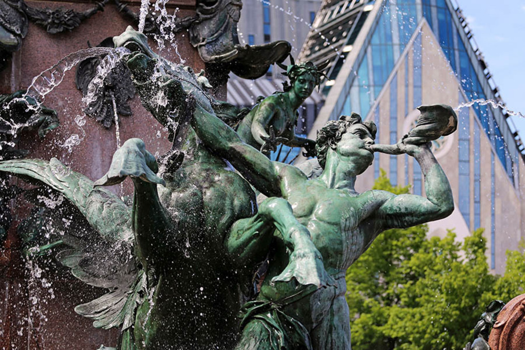 Foto: Leipzig - Mendebrunnen - Hippokamp und Triton | Das Team hinter BILDLEXIKON LEIPZIG bündelt historische wie aktuelle Informationen über die Stadt Leipzig in Text und Bild auf einer Plattform und stellt diese der interessierten Öffentlichkeit zur Verfügung.