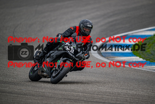 MaZZes_FotoMatrix_240701_6007705_7162 | INST